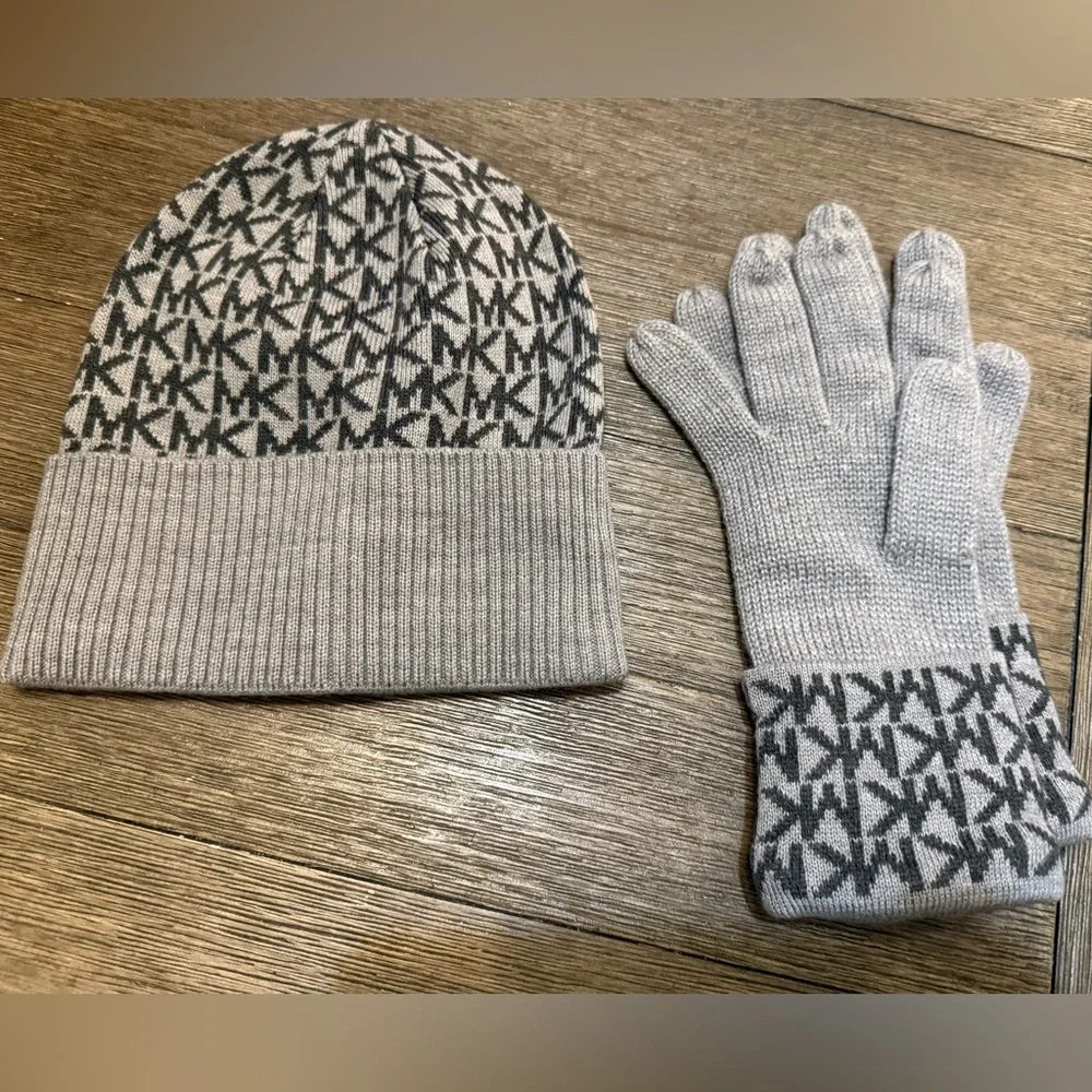 MICHAEL KORS SIGNATURE HAT & GLOVE SET